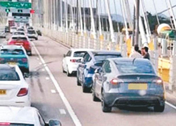 兩Tesla追撞前車  阻塞汀九橋