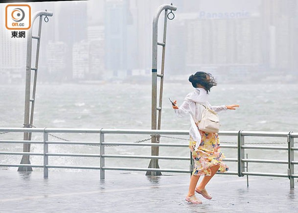 不少人喜歡在惡劣天氣下「追風逐浪」。