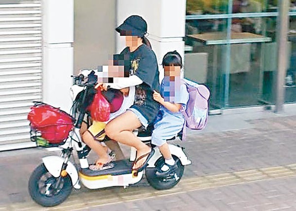 女子與兩小童駕乘懷疑電動單車。