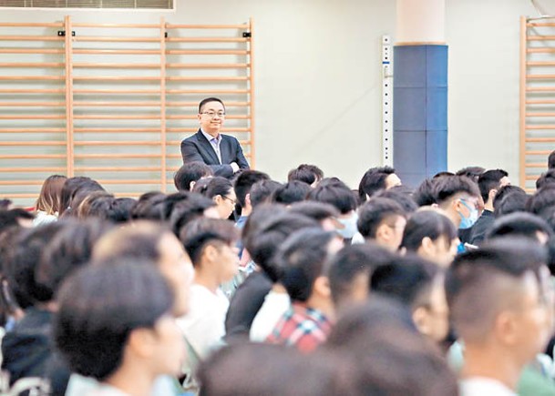 郭俊峯現身入境處招聘講座支持投考者。