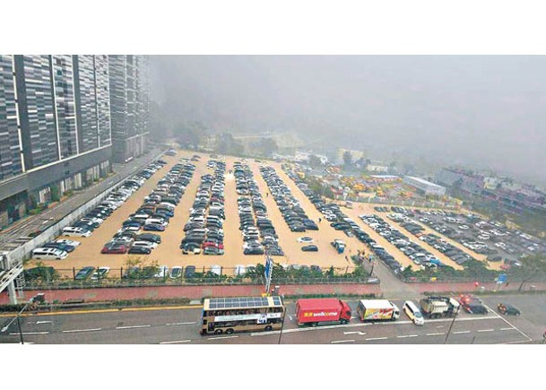 日出康城對開的露天私人停車場在暴雨下水浸，大批私家車受影響。