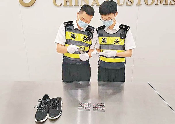 皇崗海關在福田口岸查獲旅客鞋內藏大批遊戲卡入境。