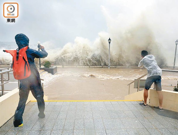 2017年：超強颱風山竹侵襲下，杏花邨海濱一帶水浸，市民冒險在平台高位打卡。
