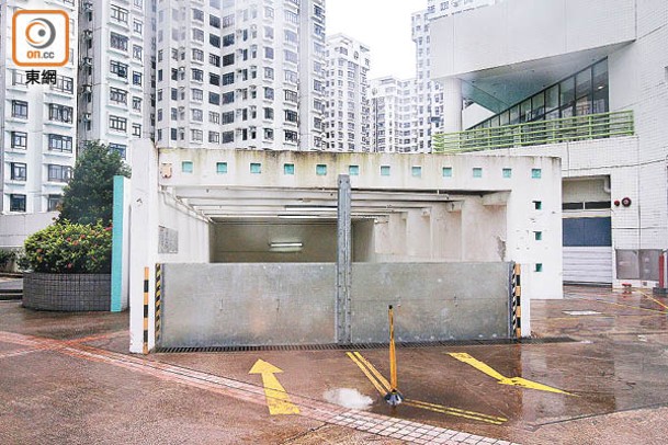 2023年：強颱風來襲，屋苑停車場出入口加裝擋水板。