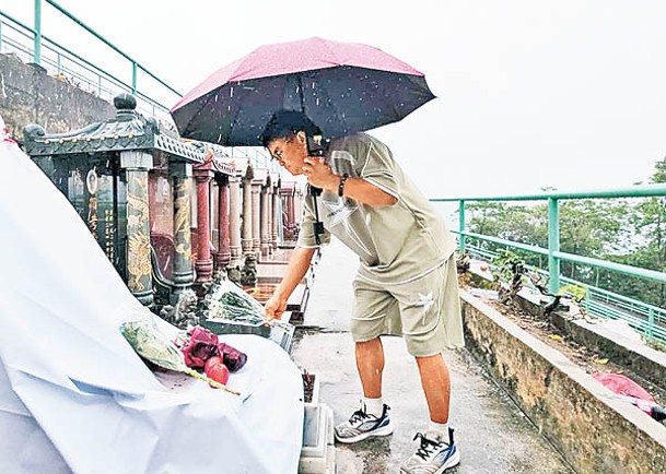 內地歌迷郝先生拜祭黃家駒。（馬竟峯攝）