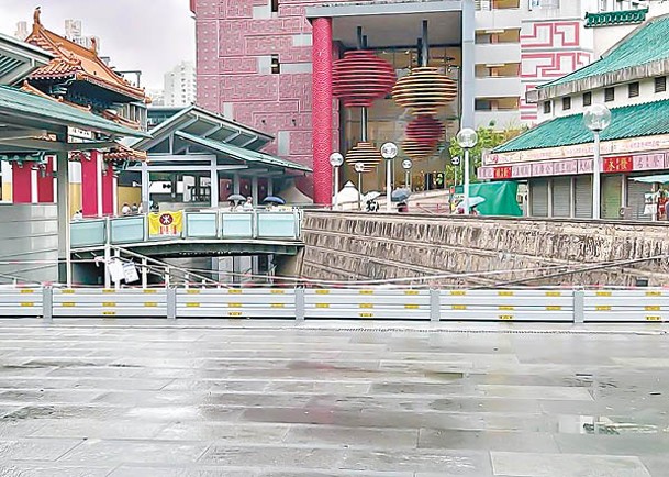 當局吸取去年豪雨淹浸黃大仙的經驗，日前已在黃大仙廟宇廣場的百步梯位置安裝擋水板。