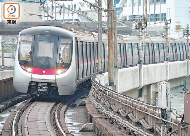港鐵稱過去一年香港鐵路總乘客量超過18億人次。（黃仲民攝）