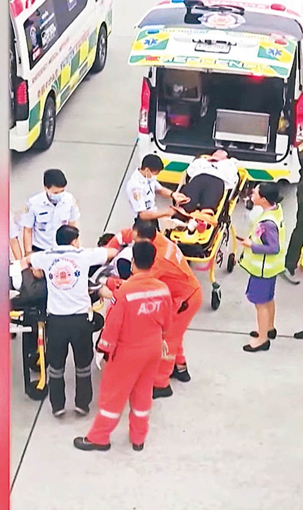 多輛救護車到場，準備將傷者送院。