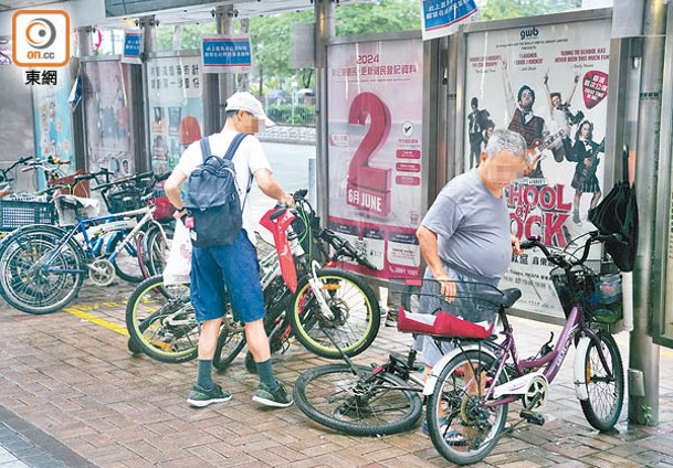 居民習以為常在巴士站停泊單車。