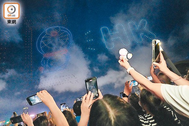 多啦A夢無人機匯演於維港上空舉行。（袁志豪攝）
