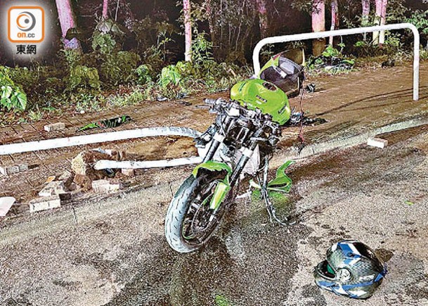 元朗：電單車嚴重損毀，鐵欄被撞至變形。（李國健攝）