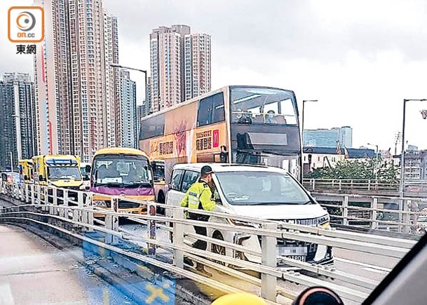 校巴撼私家車6人送院