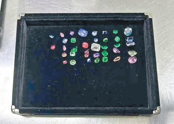 入境羅湖  旅客腰藏66粒寶石