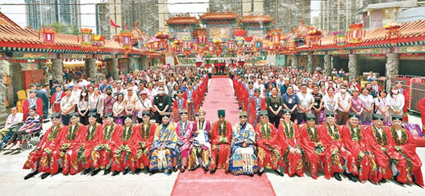 第八屆「黃大仙師上契結緣儀式」昨日在嗇色園黃大仙祠舉行。