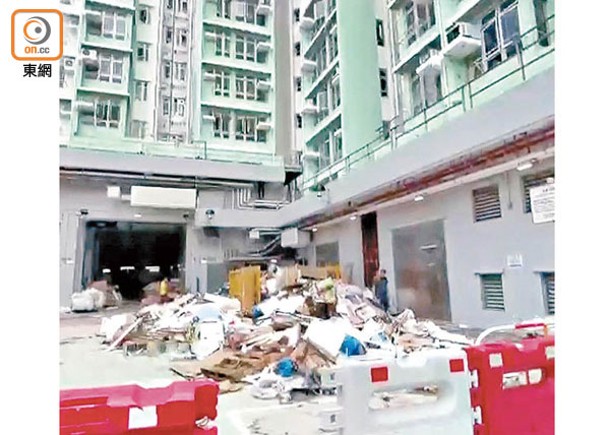富蝶邨有許多裝修的垃圾放滿在樓宇之間的空地。