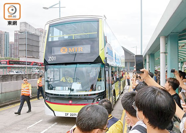 港鐵首輛電動巴士昨日正式投入服務。（李志湧攝）