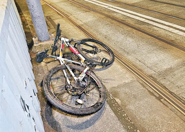 泰籍男將單車扔在電車路軌。