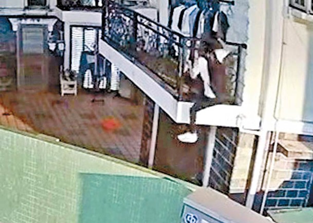 竊賊爬上一樓單位露台。