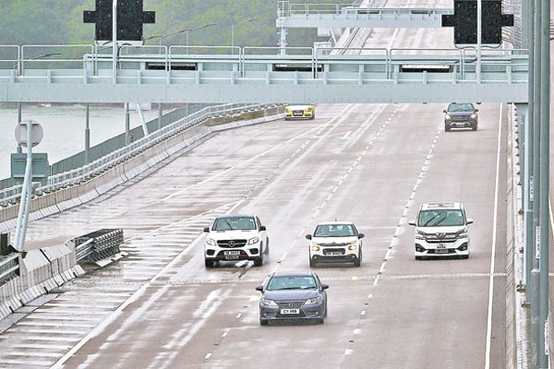 當局指，港澳兩地政府同意增加至5,000個大橋香港跨境私家車的常規配額。