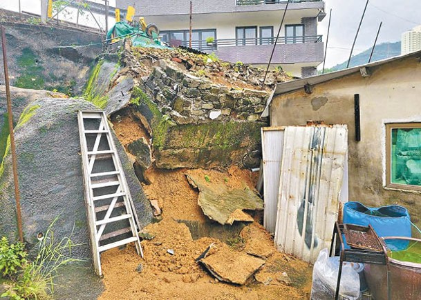 荃灣：大白田村一村屋疑因山泥傾瀉倒塌。