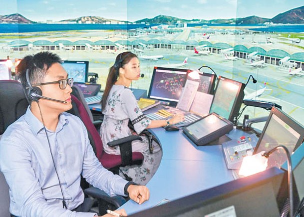 見習航空交通管制主任會於訓練中利用模擬器練習處理突發情況。