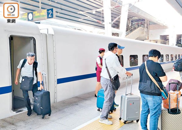 首列由香港開往北京的高鐵動臥列車於早上6時53分抵達北京西站。