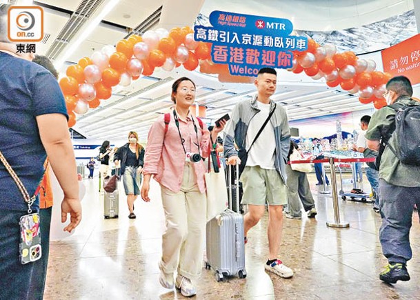 由上海及北京前往香港西九龍站的高鐵動臥列車抵港。