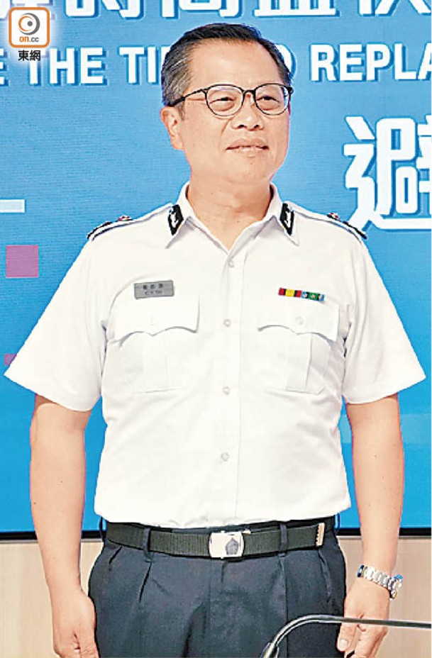 入境處副處長戴志源指舊身份證明年將分批失效。（袁志豪攝）