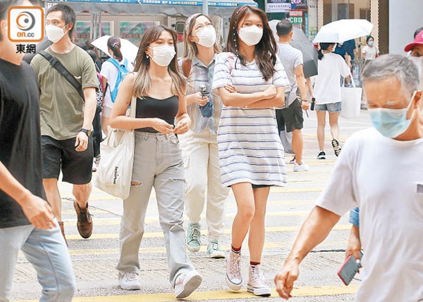 仍有不少市民戴口罩，專家料下月未必會有流感大爆發。