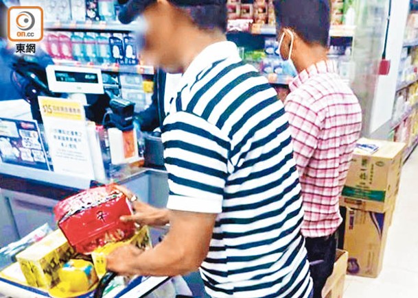 《東呼》直擊有南亞人利用「電子食物卡」在超市獲取食物後轉售圖利。