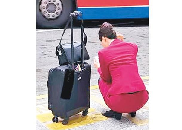 網上流傳疑似空姐蹲於巴士站候車的照片，引起部分網民批評有欠禮儀。