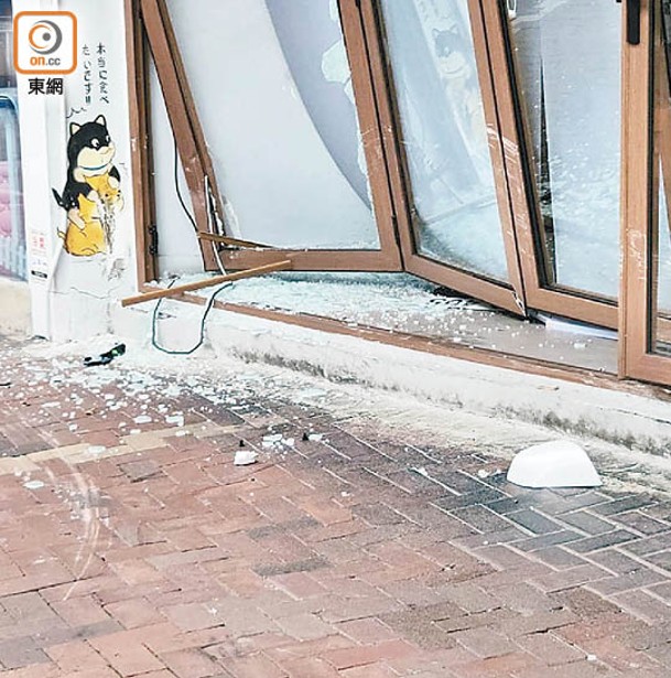 銅鑼灣：食肆玻璃門被撞毀，碎片散落一地。