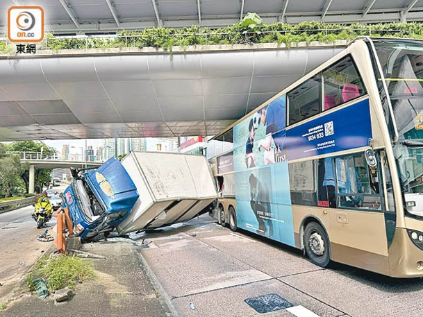 新蒲崗：貨車傾側壓撞巴士。（陳俊華攝）
