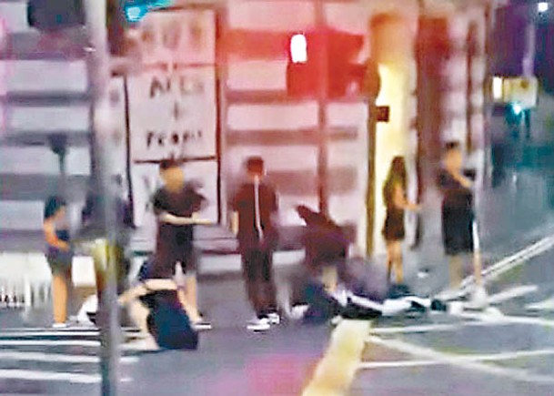 多名男女疑在中環街頭毆鬥。