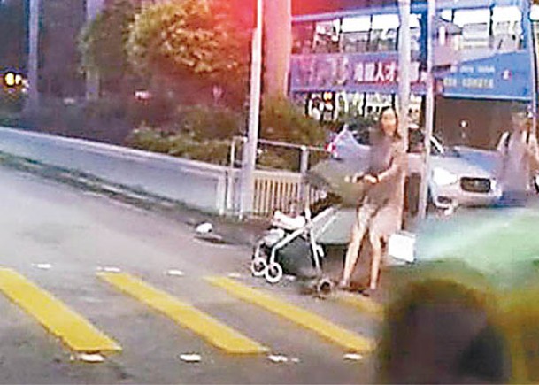 私家車衝燈  險撞推嬰兒車女子