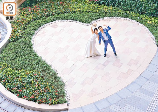 婚禮禮堂外設置心形花圃，供新人拍照留念。（朱俊賢攝）