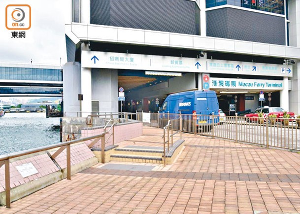 中西區海濱長廊若向東延展，會遇到港澳碼頭私人業權的問題。