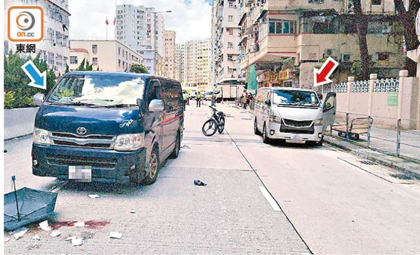 旺角：南亞漢先遭銀色客貨車（紅箭嘴示）開門撞及，再被藍色客貨車（藍箭嘴示）撞傷，事主單車停在現場。