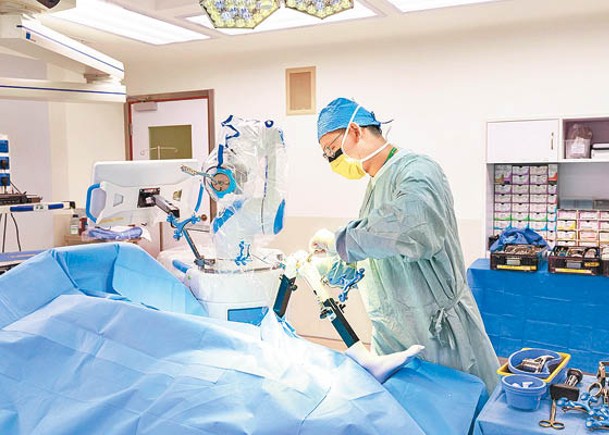 浸會醫院引入機械臂輔助全膝關節置換手術，提升手術準繩度。