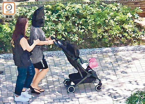 女疑犯模擬以嬰兒車運走男童。