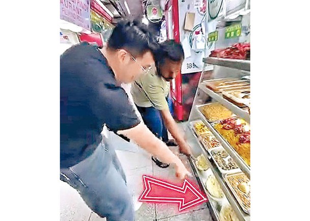 旅客在重慶大廈揀食物時有老鼠突然竄出（箭嘴示）。