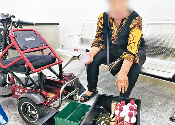 有人利用改裝電動輪椅圖走私茅台酒及化妝品。