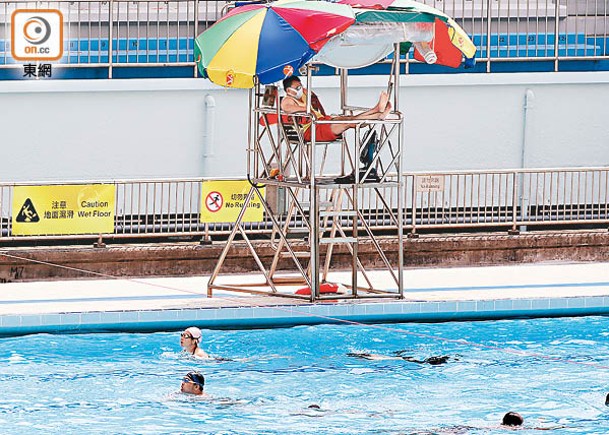 年年泳季都有救生員不足的問題 ，部分公眾泳池被迫關閉。