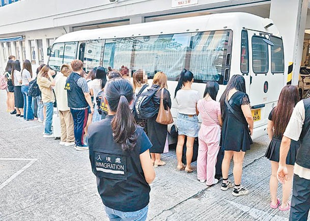 荃灣：被捕女子正被扣留。