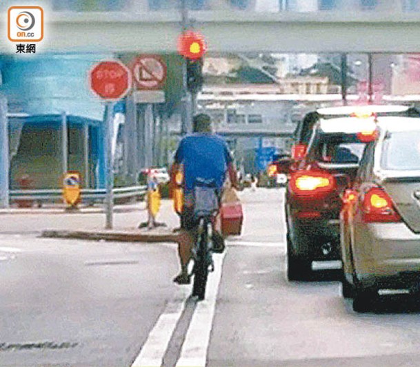 本報年前曾報道有南亞單車外賣員，為求盡快送餐連衝多盞紅燈，險象環生。