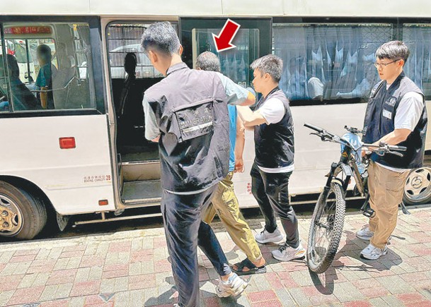 人員把被捕假難民黑工（箭嘴示）帶走及檢走單車。