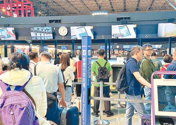 桃園國際機場的航班因航機流量管制，令航班延誤。
