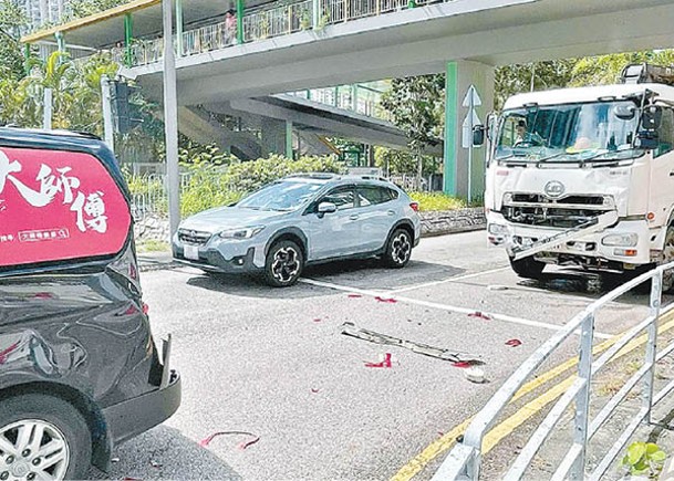 泥頭車撞尾  貨Van司機送院