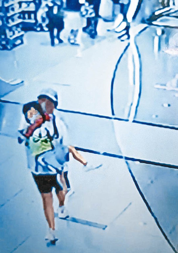 男童在將軍澳廣場一遊戲中心玩樂時遭蒙面女子強行抱走。