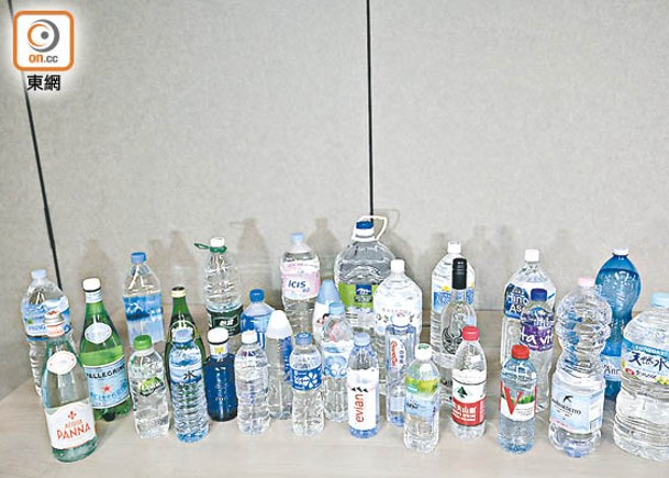 此次檢測從不同零售店購買了30款瓶裝水樣本。（陳德賢攝）